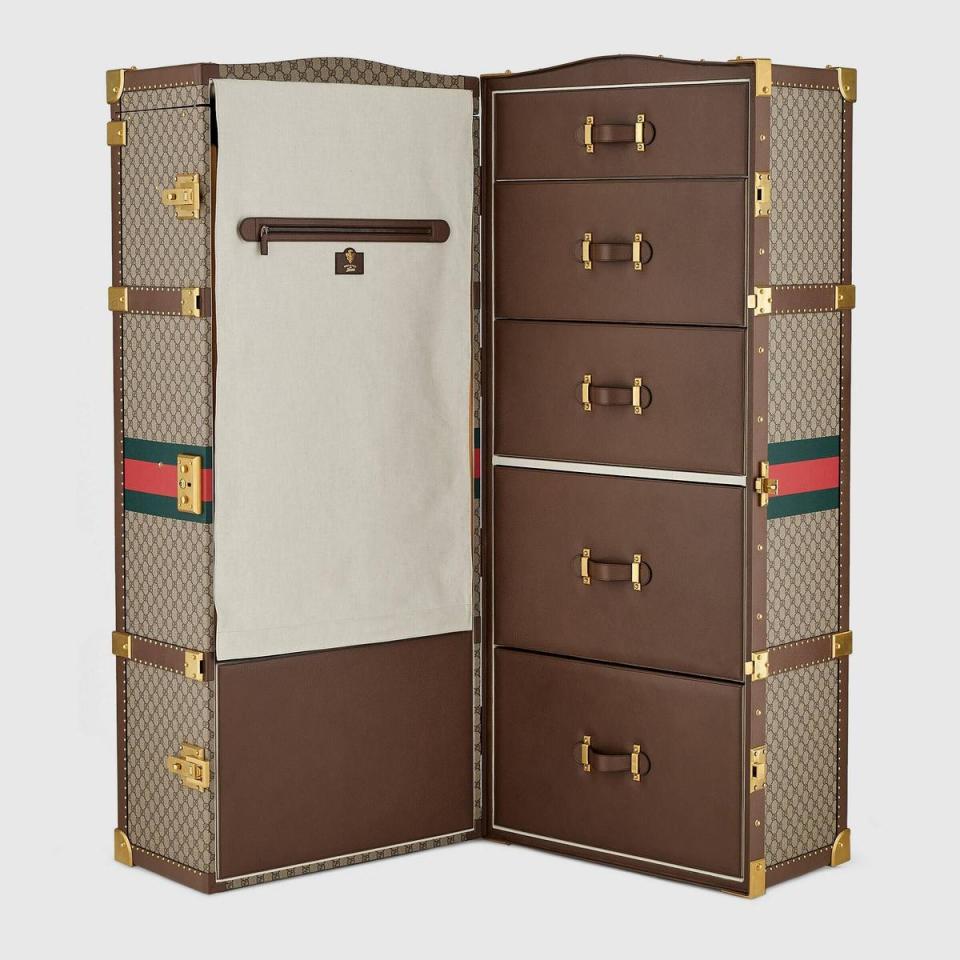 GUCCI Savoy系列衣櫥行李箱，NT$2,221,200。（古馳提供）