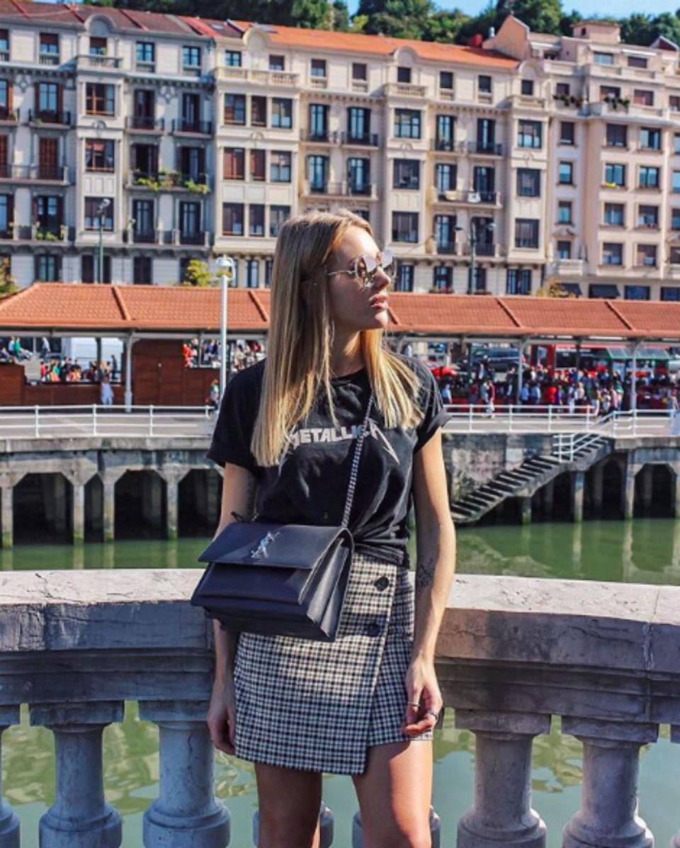 <p>Charlotte la combinó con una camiseta de H&M y un bolso de Yves Saint Laurent. (Foto: Instagram / <a rel="nofollow noopener" href="https://www.instagram.com/p/BpXiqPDnyQ0/" target="_blank" data-ylk="slk:@charlottebuttrick;elm:context_link;itc:0;sec:content-canvas" class="link ">@charlottebuttrick</a>). </p>