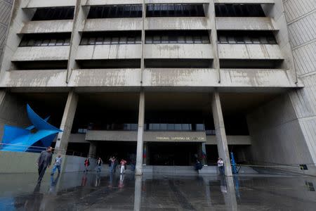 FILE PHOTO: People walk in front of the building of Venezuela's Supreme Court of Justice (TSJ) in Caracas, Venezuela June 28, 2017. REUTERS/Marco Bello/File Photo