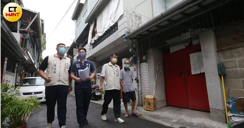 自救會會長陳冠名與嘉義市議員候選人郭定緯，在住戶的陪同下到國光新村內會勘。（圖／趙世勳攝）