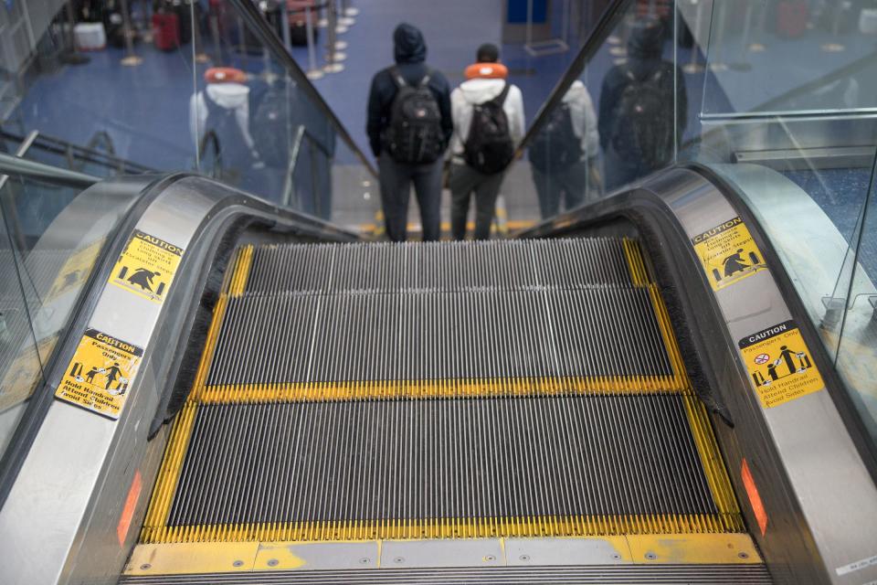 The family of a man who died on a Detroit airport escalator says the airport is endangering passengers by refusing to put no-luggage signs near escalators.