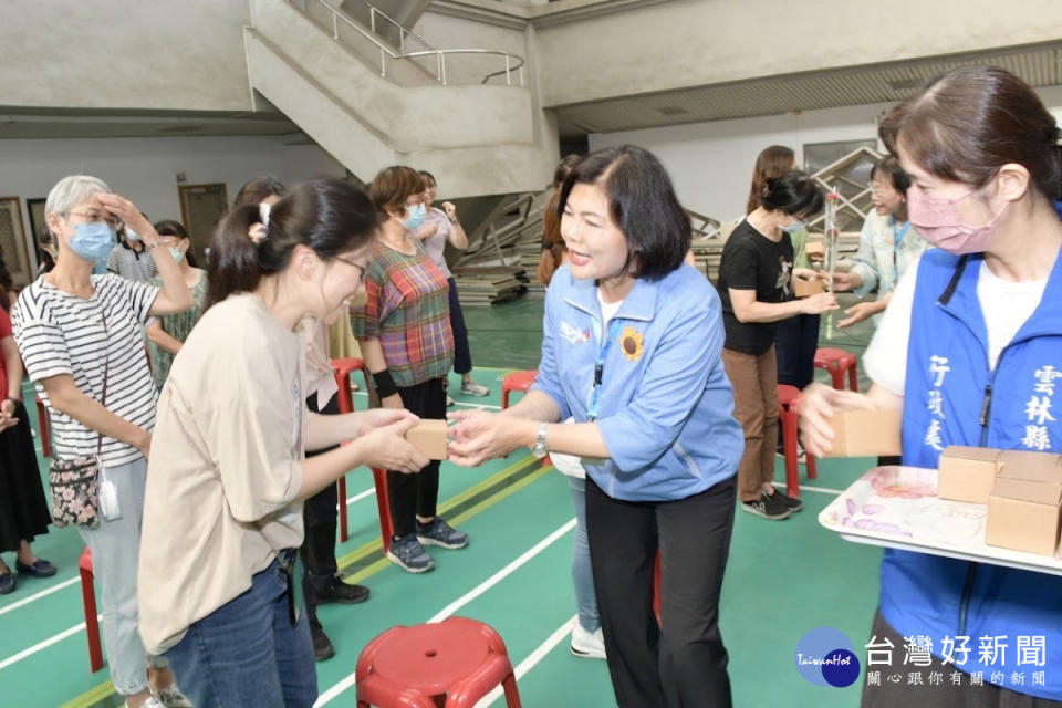 雲林縣長張麗善、副縣長謝淑亞前往警察局，提前與女性同仁歡慶母親節／警方提供