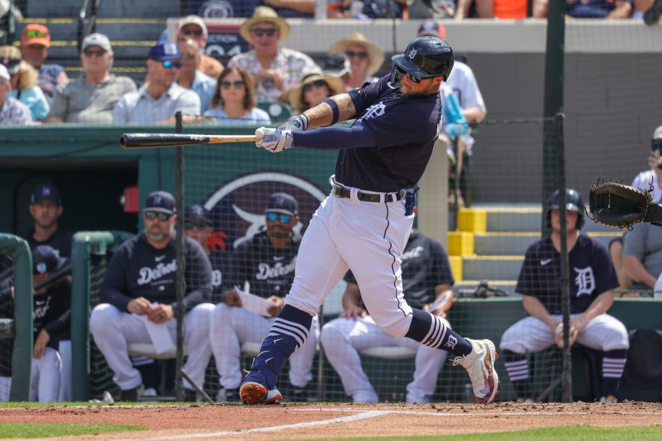 El jardinero derecho de los Tigres de Detroit, Austin Meadows (17), hace un swing durante la segunda entrada contra los Yankees de Nueva York en el Publix Field del estadio Joker Marchant en Lakeland, Florida, el viernes 10 de marzo de 2023.