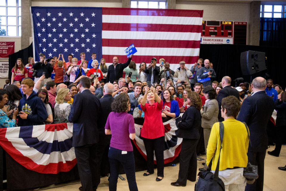 Hillary Clinton se toma un selfie con varias personas después de que pronunciara un discurso en la Universidad de Transylvania en Lexinton, Kentucky, el lunes 16 de mayo de 2016. (AP Foto/Andrew Harnik).