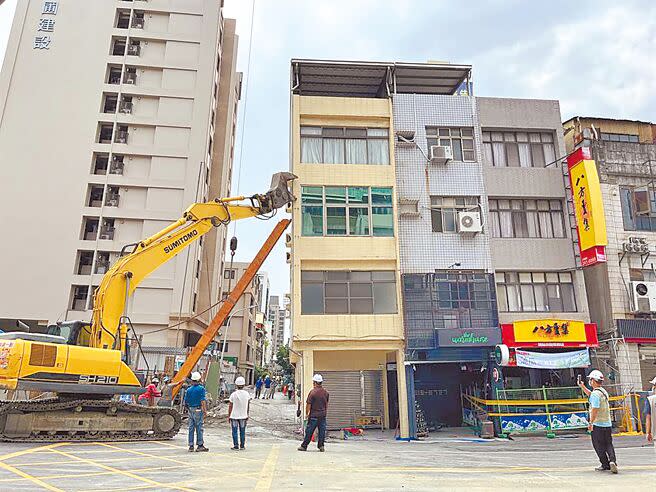 「東金寓所」疑似地下室開挖工程、擋土壁密合度不足，外側補強止水樁密度不足，造成基地轉角處地基流失，14日發生鄰宅傾斜意外，導致7戶鄰宅遭判定危樓，29日啟動拆除工作。（本報資料照片）