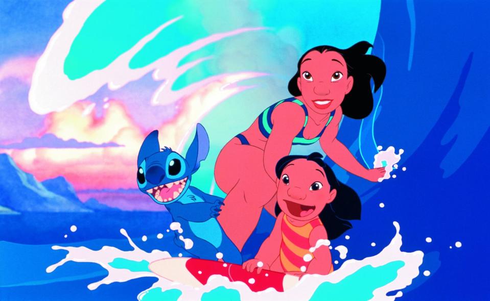 Wofür hält Lilo Stitch bei ihrer ersten Begegnung? a) Für ein Alien b) Für einen Hund c) Für ein blaues Kaninchen (Bild: Disney)