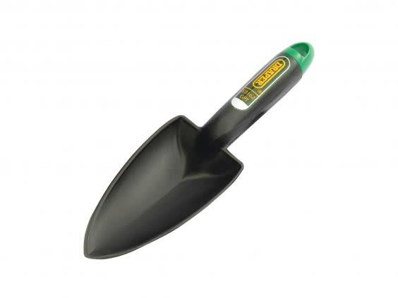 With a slightly rough finish, this trowel is easy to grip in all weather (Amazon)