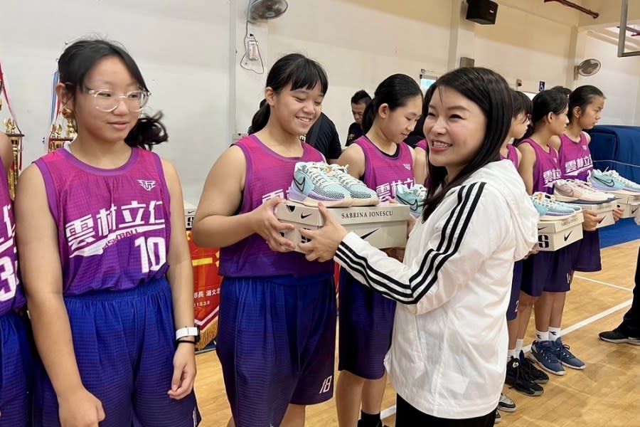 U12女籃雲林兩隊出頭天 張嘉郡贈最夯球鞋勉勵小將勇敢逐夢 273