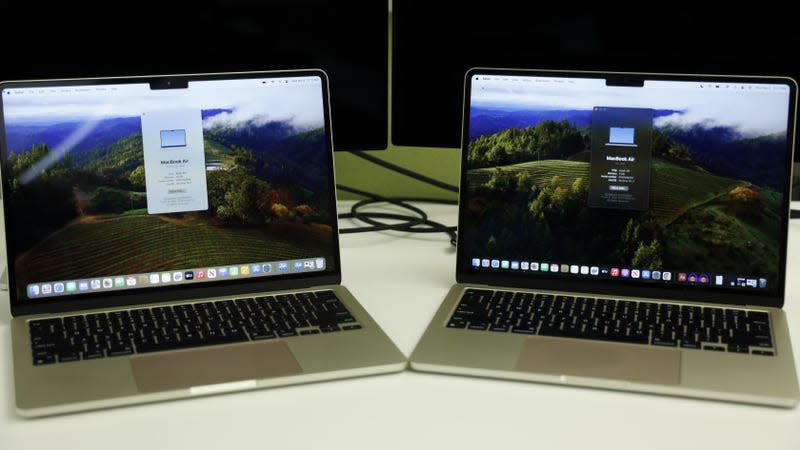 Can you spot the difference between the M2 and M3 MacBook Air? - Photo: Artem Golub / Gizmodo