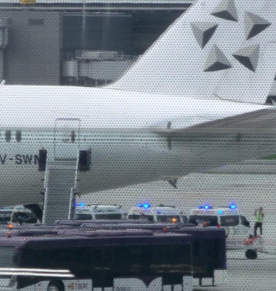 Un grand nombre d'ambulances sont arrivées à proximité de l'avion.  (Photo en ligne)