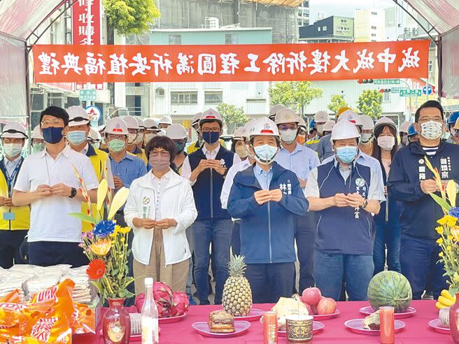 城中城大樓拆除後將興建公園，如今拆除工程進入尾聲，目前已完成97％工程，預計20日完工，高雄市副市長林欽榮（中）18日特地前往城中城原址參加祈安植福典禮。（洪浩軒攝）