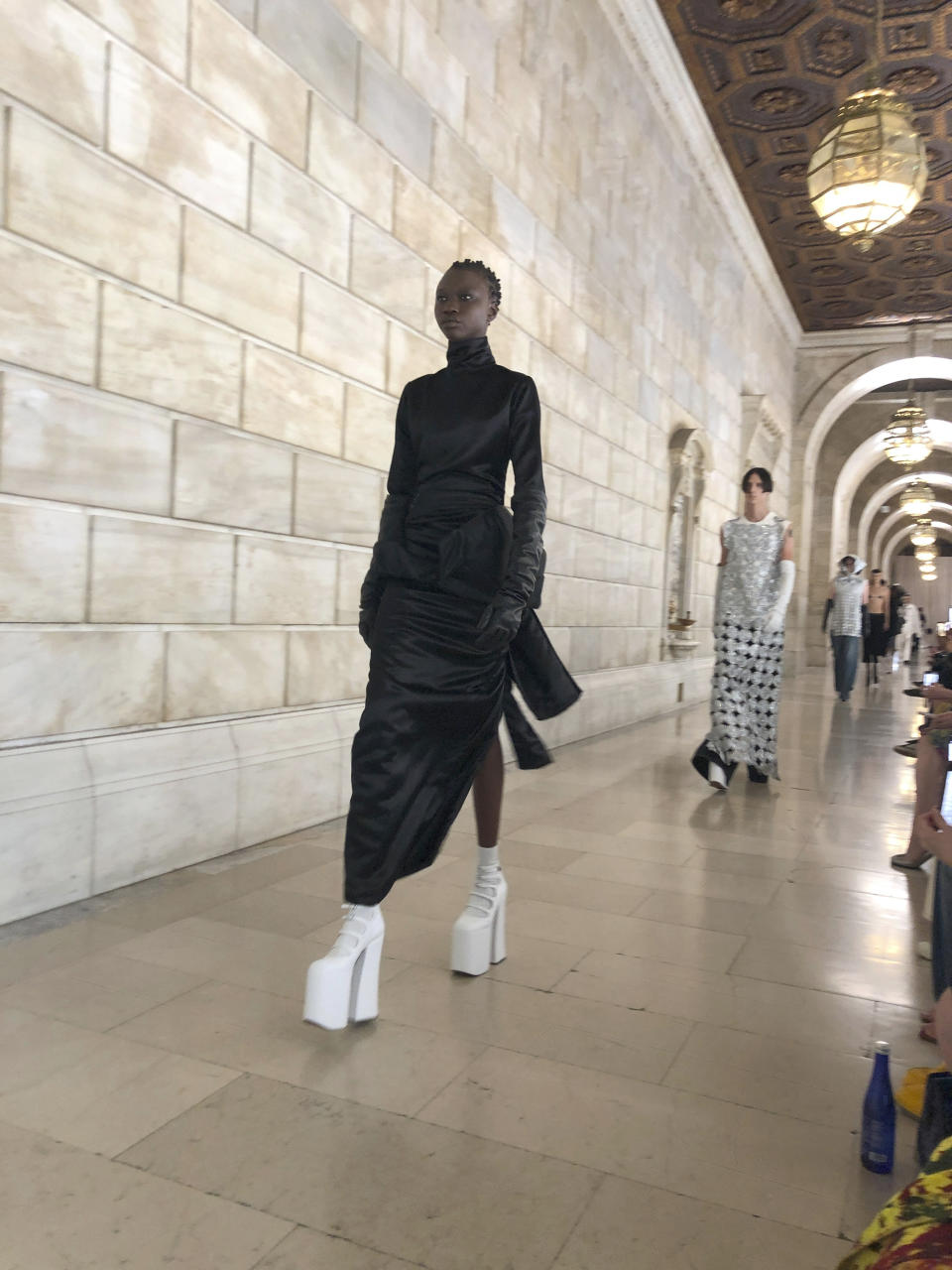 Modelos recorren la pasarela durante la presentación de la colección otoño 2022 de Marc Jacobs en la Biblioteca Pública de Nueva York, el lunes 27 de junio de 2022. (Foto AP/Jocelyn Noveck)