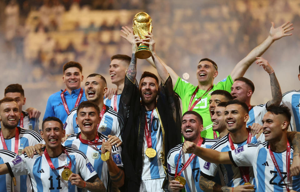 Messi levantando el trofeo de campeón del Mundo en Qatar 2022. (REUTERS/Carl Recine)