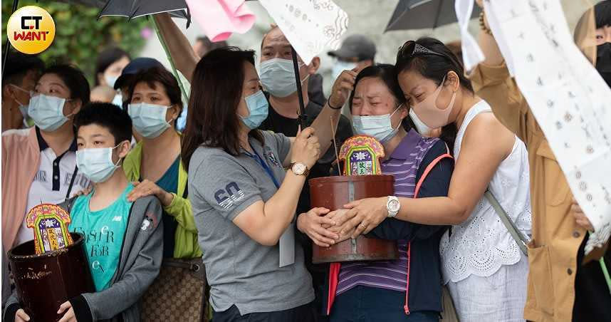 太魯閣出軌事故造成51人死亡，百位家屬到達現場進行招魂，有人哭到昏厥，過程中突然天降大雨，畫面讓人揪心。（圖／黃威彬攝影）