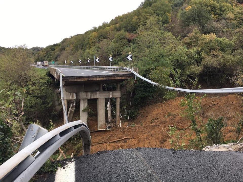 Crolla tratto del viadotto sulla A6 Torino-Savona (foto: Vigili del Fuoco)