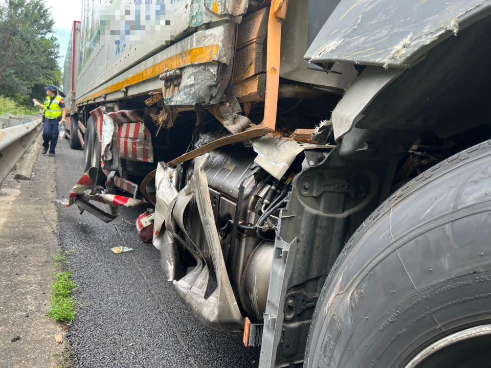 國道三聯結車撞緩撞車，2除草工人卡車底救出送醫宣告不治。（圖：消防局提供）