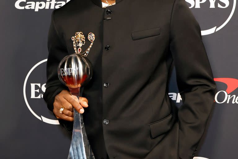LeBron James, anoche en Los Ángeles, durante los ESPY Awards, donde confirmó que seguirá jugando en la NBA