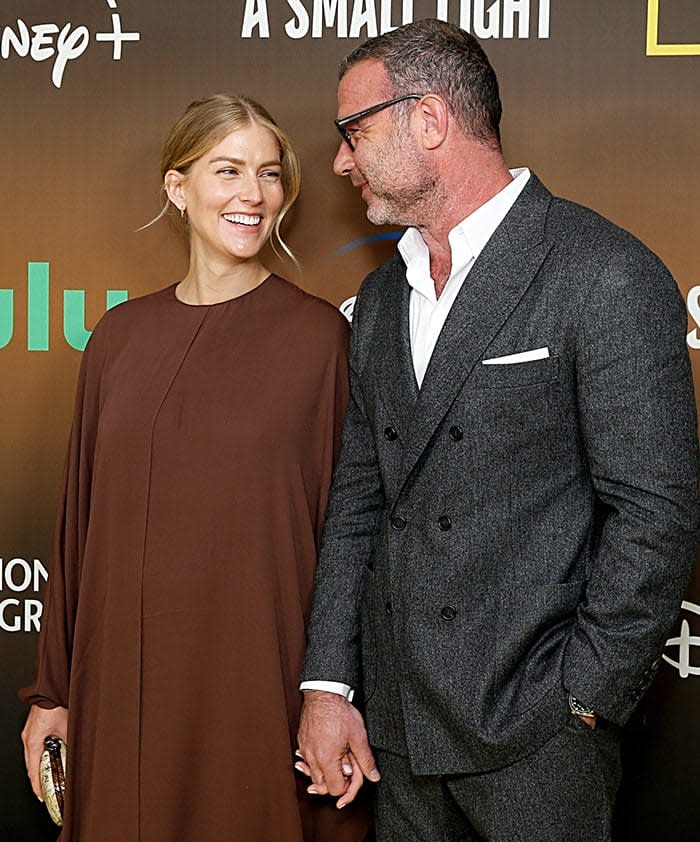 Liev Schreiber, ex de Naomi Watts, posa con su novia embarazada en el estreno de A Small Light