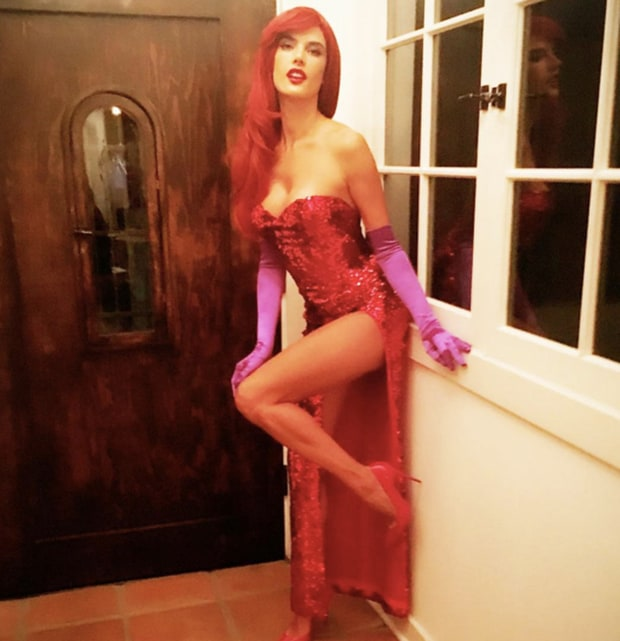 Alessandra Ambrosio se vistió como ‘Jessica Rabbit’ y lució tan sexy como de costumbre.