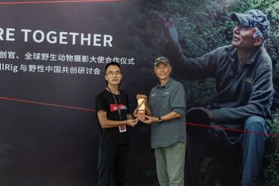 SmallRig Founder and CEO Zhou Yang Presents Certificate and Commemorative Medal to Xi Zhinong