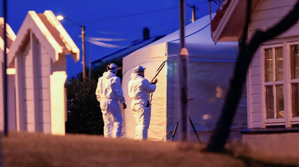 Crime scene technicians from the police work at the scene of the murder of a Ukrainian man in his 20s. Photo: Jan Kåre Ness/NTB