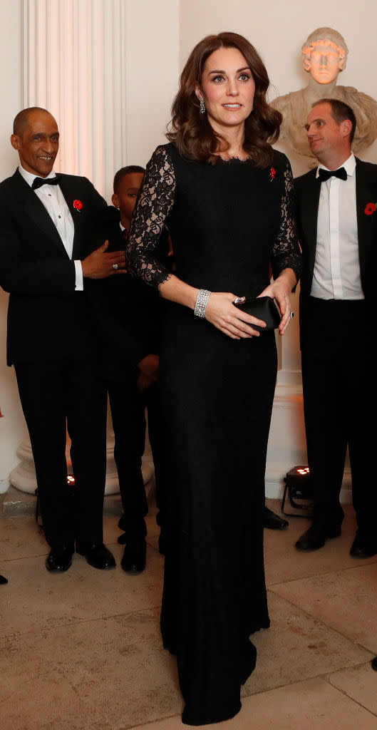 <p>Die Herzogin von Cambridge entschied sich für ein Gala-Dinner im Kensington-Palast für einen ihrer Lieblingslooks. Bei dem Event des „Anna Freud National Centre for Children and Families“ recycelte Kate eine Schwangerschaftsrobe der Designerin Diane von Fürstenberg. Sie trug es schon im Jahr 2014, als sie mit Prinzessin Charlotte schwanger war. (Bild: Getty Images) </p>