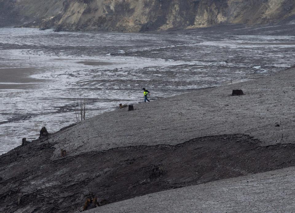 A worker spreads seed on sediment along the banks of the former Copco Reservoir as part of a restoration effort as the dams are removed along the Klamath River in Oregon and California. Candidates for Siskiyou County Supervisor District 1 said helping the Copco community navigate the change in their economy and ecosystem is a top priority in 2025.