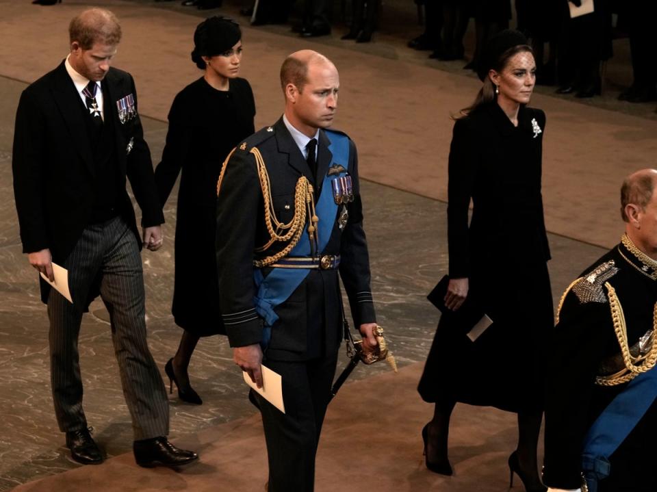 El duque y la duquesa de Sussex se tomaron de la mano al momento de salir de Westminster Hall, tras la ceremonia (Nariman El-Mofty/Pool/AP)