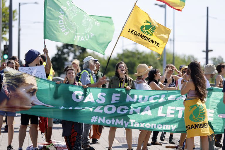 Activistas contra el cambio climático manifestan afuera del Parlamento Europeo en Estrasburgo