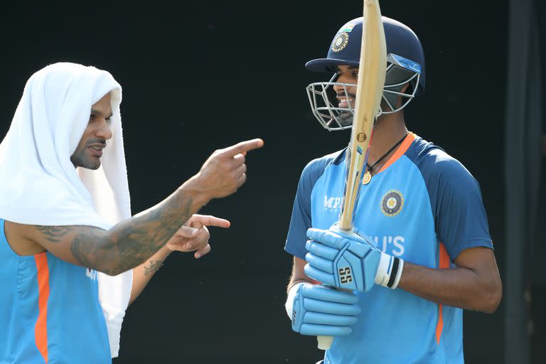 Shikhar Dhawan y Washington Sundar, de la India, en una sesión de entrenamiento antes de su segundo partido internacional de cricket de un día contra Bangladesh en Dhaka, Bangladesh, martes 6 de diciembre de 2022.