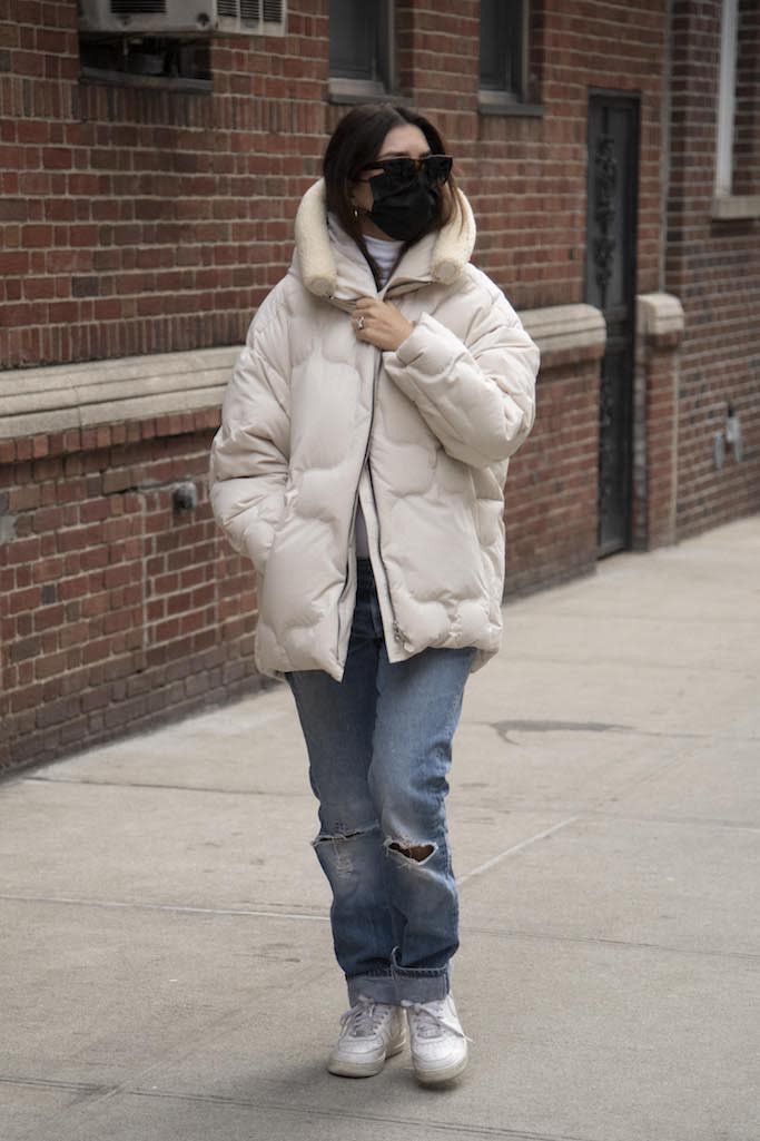 Emily Ratajkowski shows off a hint of her growing baby bump while running errands in New York. The 29-year-old pregnant model has been preparing for the arrival of her first child since announcing the news in late October. Pictured: Emily Ratajkowski Ref: SPL5206433 130121 NON-EXCLUSIVE Picture by: Splash News / SplashNews.com Splash News and Pictures USA: +1 310-525-5808 London: +44 (0)20 8126 1009 Berlin: +49 175 3764 166 photodesk@splashnews.com World Rights