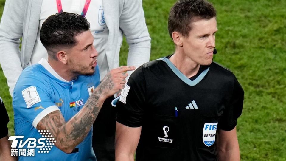 烏拉圭球員對判決表示強烈抗議。（圖／達志影像美聯社）