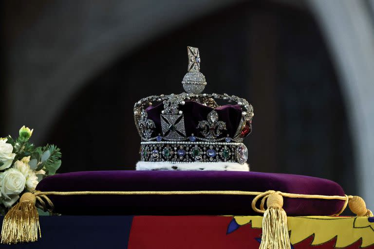 La corona que usó la reina Isabel II, en Londres. (Photo by ALKIS KONSTANTINIDIS / POOL / AFP)