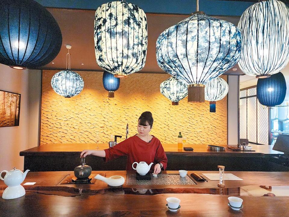 〈元紀〉餐廳一樓規畫有茶吧，有專業職人為客人煮茶。圖／姚舜