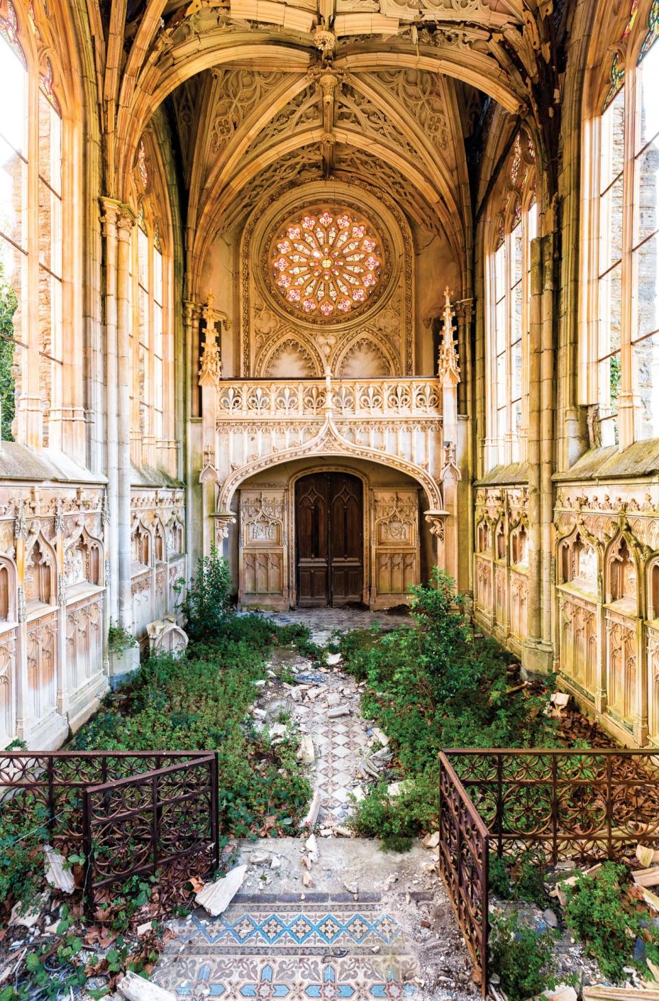 <p>Wären die Kirchen noch in Benutzung, würden sie wahrscheinlich weitaus weniger beeindruckend aussehen. Diese gotische Kapelle in Frankreich beispielsweise gewinnt durch das Unkraut einiges an morbidem Charme hinzu. (Foto: Caters, James Kerwin) </p>