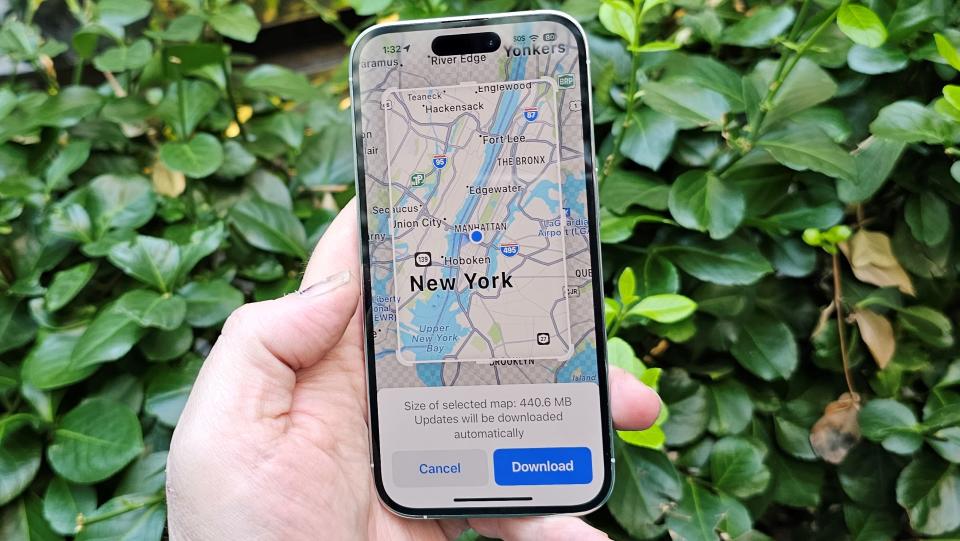 iPhone downloading maps offline in iOS 17