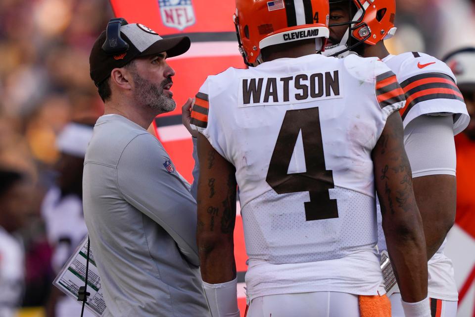 Cleveland Browns head coach Kevin Stefanski talks with quarterback Deshaun Watson (4) during the second half of an NFL football game against the Washington Commanders, Sunday, Jan. 1, 2023, in Landover, Md. (AP Photo/Susan Walsh)