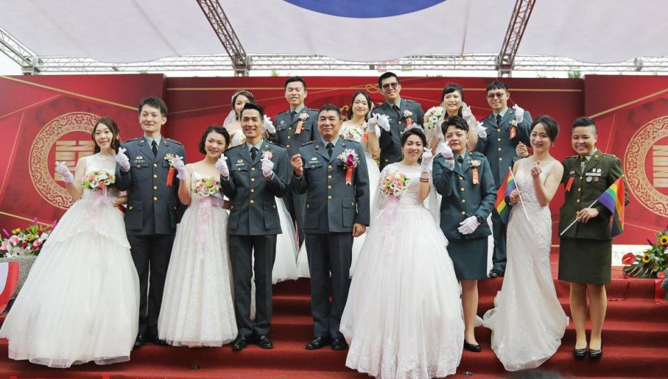 台灣首次有同志新人參與國軍聯合婚禮，讓婚禮上飄揚彩虹旗。（取自中華民國陸軍臉書）