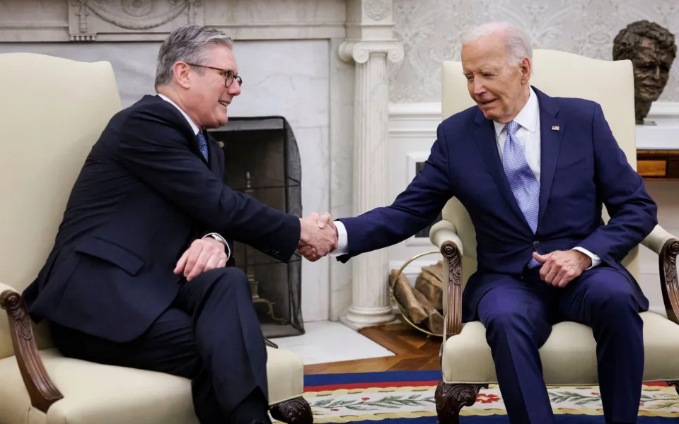 US President Joe Biden right, and Keir Starmer