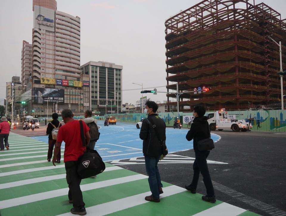 
高雄市拆除中博高架橋，8日起從中山到博愛路的車流
改行平面站西路，因為人、車還不習慣交通動線改變，
有民眾遲疑還要詢問。
中央社