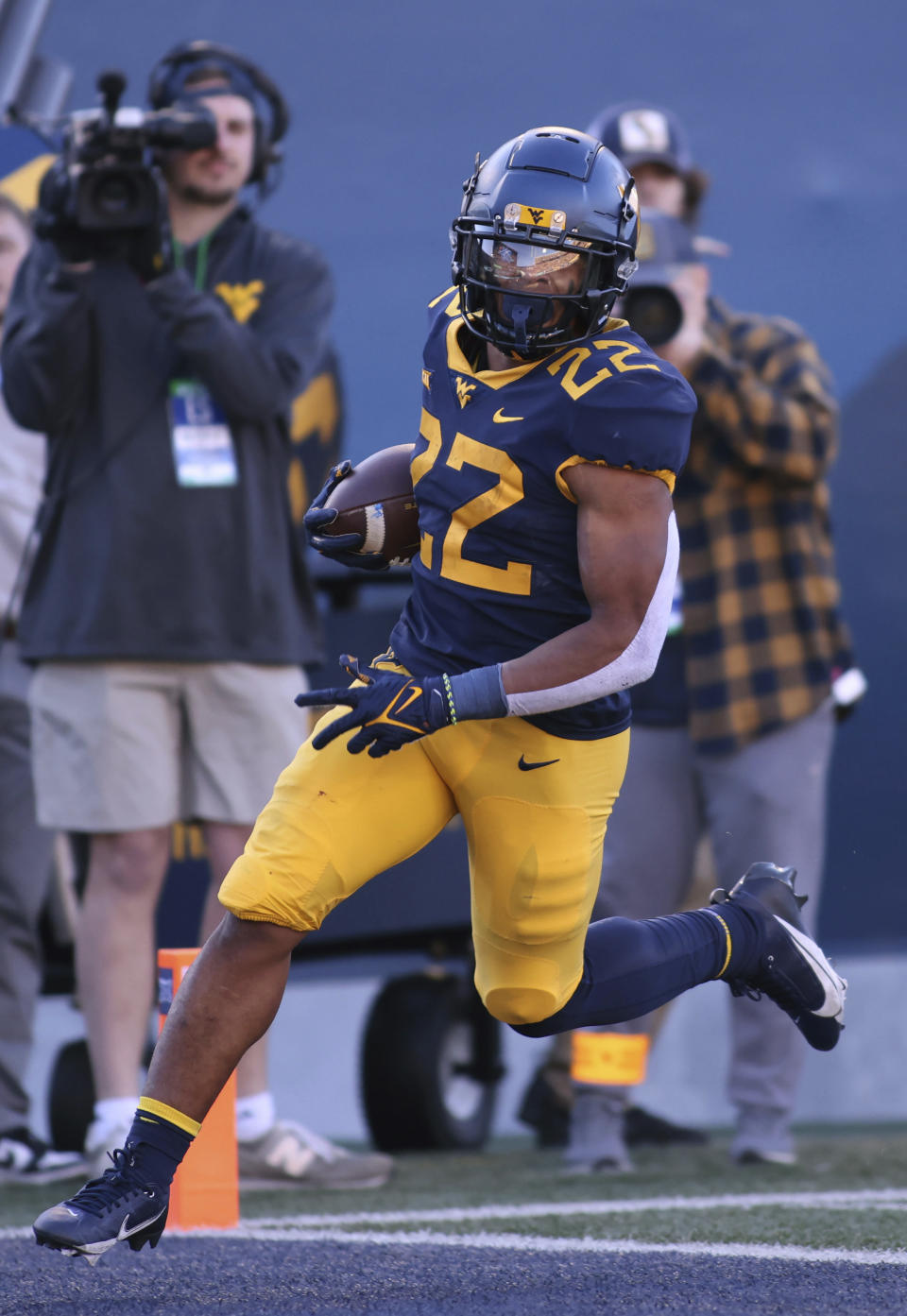 West Virginia's (22) Jaheim White scores a receiving touchdown during the first half of an NCAA college football game against Cincinnati, Saturday, Nov. 18, 2023, in Morgantown, W.Va. (AP Photo/Chris Jackson)