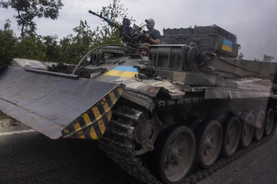 ARCHIVO - Soldados ucranianos avanzan en tanque por una carretera en Stupochky, en la región de Donetsk, en el este de Ucrania, el domingo 10 de julio de 2022. Los ucranianos que viven en el camino de la invasión rusa, en asediada provincia oriental ucraniana de Donetsk, viven con la guerra cada día mientras se preparan para la posibilidad de evacuar (AP Foto/Nariman El-Mofty, Archivo)