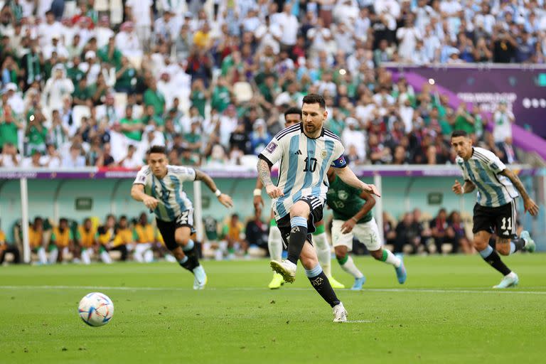 Lionel Messi festeja su primer gol para la Argentina ante Arabia Saudita