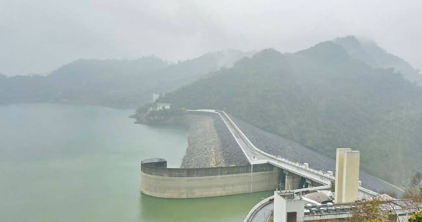 水利署南區分署1日深夜在曾文水庫集水區實施人工增雨，2日陸續降雨，水庫仍維持歷史同期最高水位。（圖／水利署南區分署提供／程炳璋台南傳真）