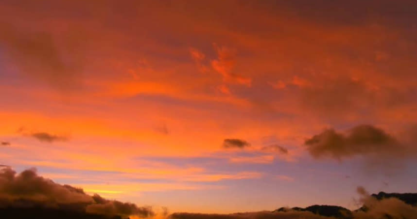 台中福壽山農場出現「火燒雲」，市區也見「陰陽天」，民眾見美景紛紛拍下。（圖／翻攝福壽山農場臉書）