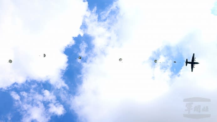 陸軍空訓中心學員陳彥陵中尉，8日與同梯受訓學員由空軍C-130運輸機跳出，順利完成第5次跳傘，成為一位合格的傘兵。（軍聞社記者吳柏毅攝）