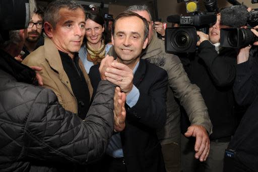 Robert Ménard, alcalde electo de Béziers, en el sur de Francia, es saludado por algunos de sus seguidores el 30 de marzo de 2014 (AFP | Sylvain Thomas)