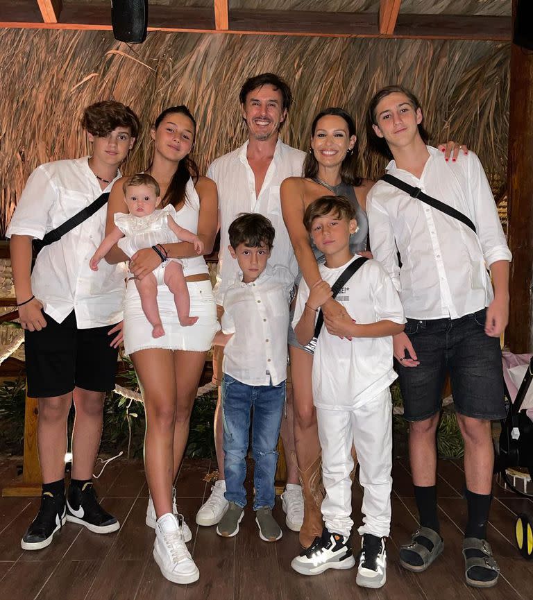 Gran familia: Pampita, Roberto, Bautista, Beltrán, Benicio, Santino, Delfina y Ana (Foto: Instagram @robergmoritan)