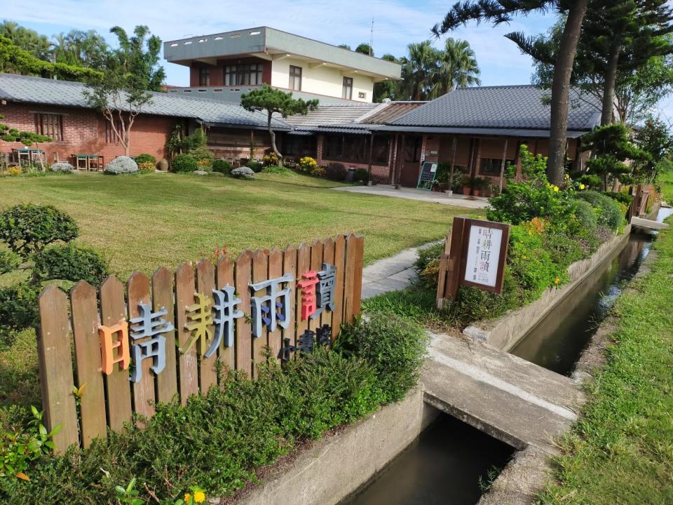 「晴耕雨讀小書院」是間佇立在龍潭稻田間的獨立書店，結合書香與茶香打造複合式空間，店內販賣新書、二手書、獨立刊物與明信片等，也販售一種生活態度。因嚮往三國時代諸葛亮躬耕南陽之理想，店主在田野間打造一座世外桃源之地，晴雨皆自適暢快。