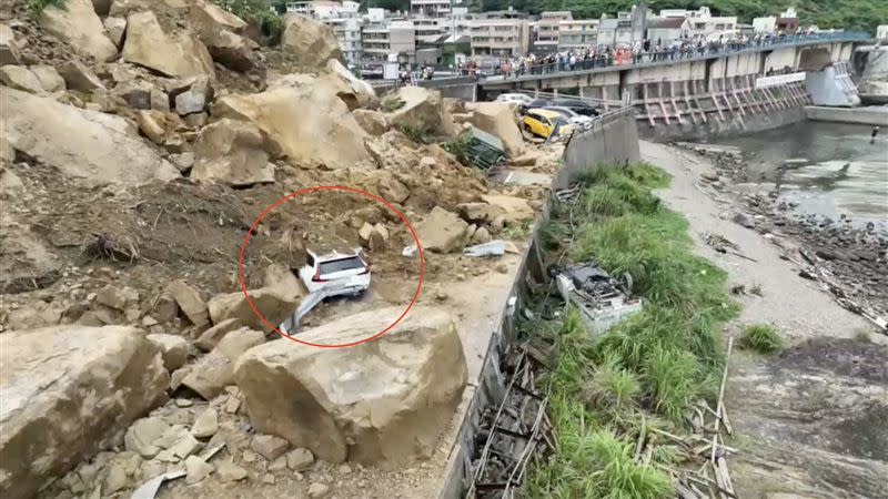 白車險遭山崩土石滅頂。（圖／翻攝畫面）